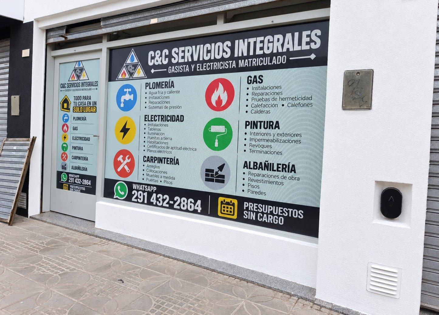 Frente del local de CC Servicios Integrales, con la vidriera que muestra los servicios y el número de WhatsApp