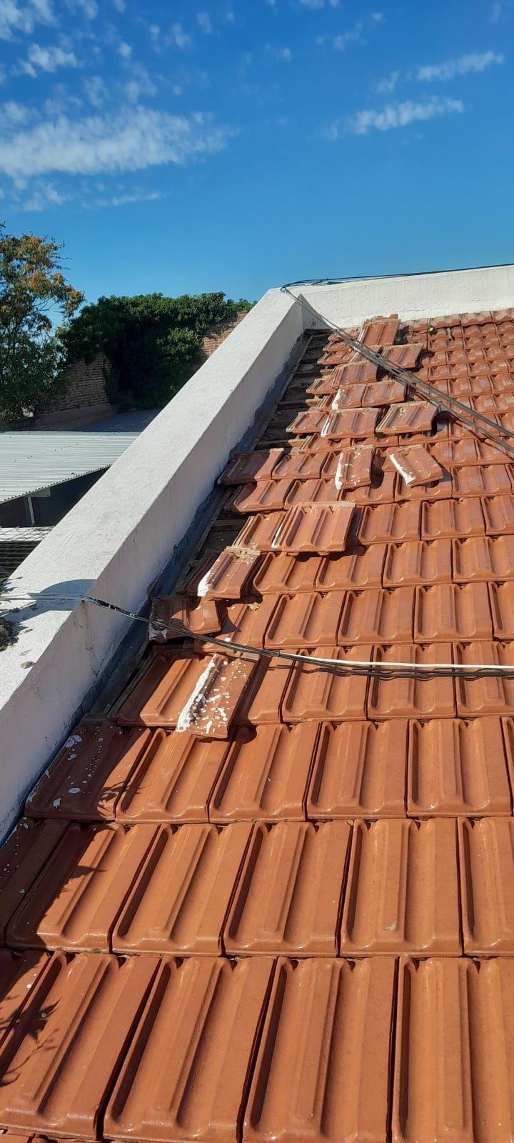 Techo de tejas coloniales durante la reparación