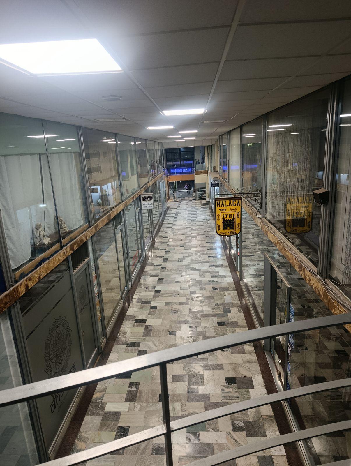 Pasillo de una galería comercial con la iluminación instalada