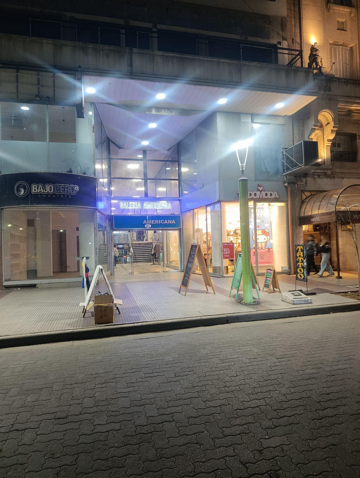 Frente de una galería comercial iluminado de noche