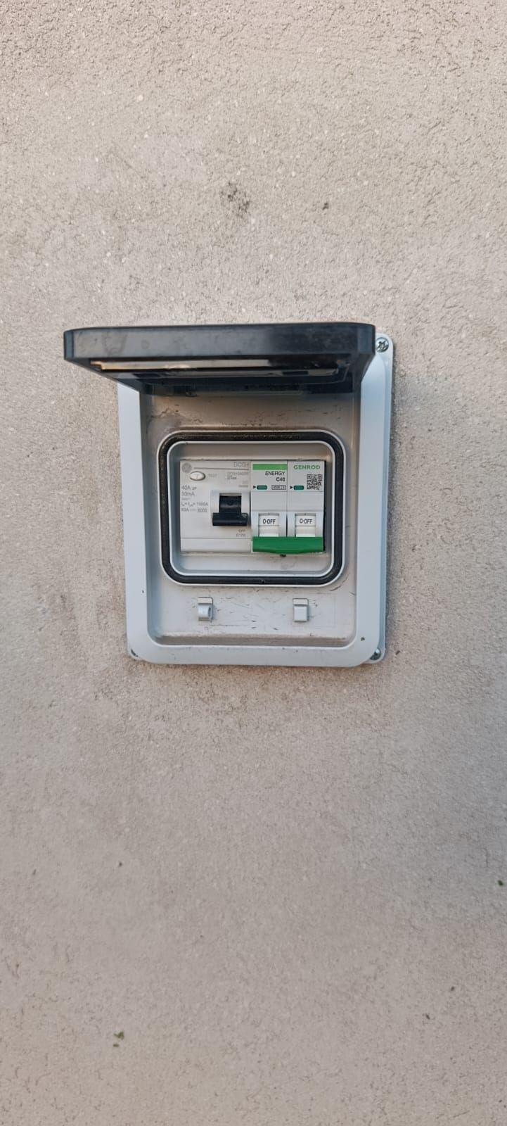 Caja con protecciones eléctricas colocada en el pilar de luz