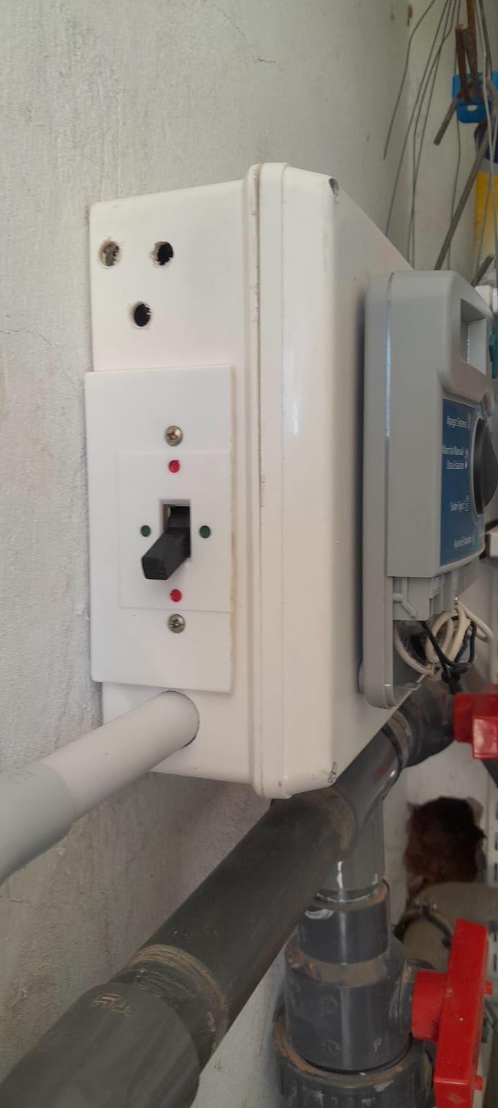 Tablero eléctrico del sistema de riego junto a la cañería
