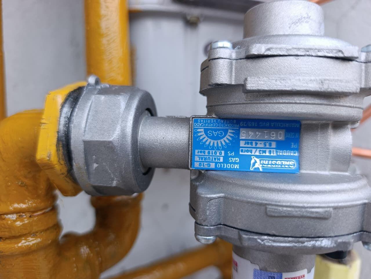 Regulador de gas instalado sobre cañería amarilla