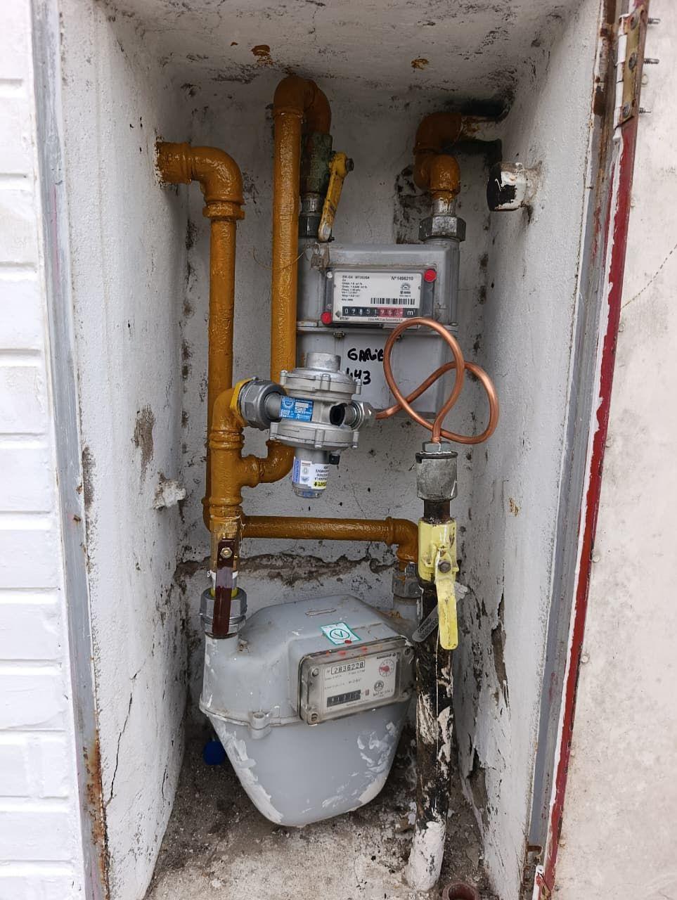 Nicho de gas con medidor, regulador nuevo y cañerías