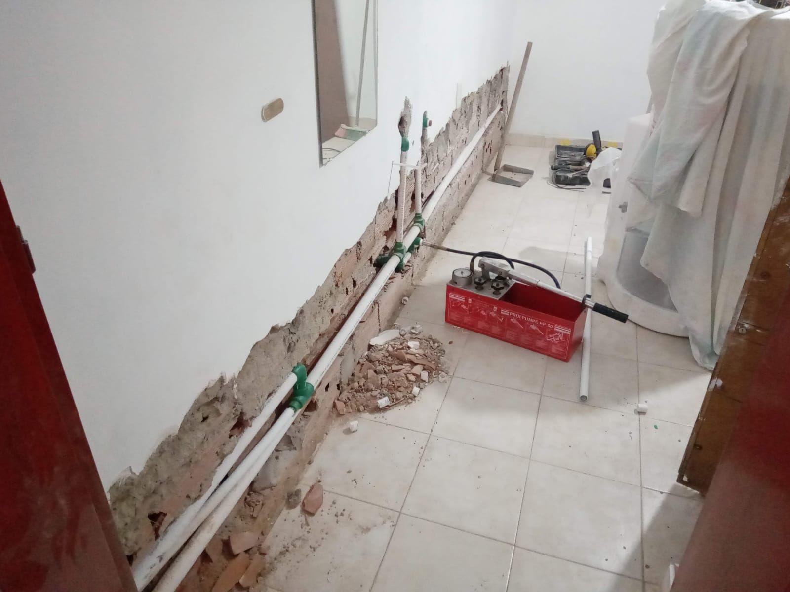 Cañerías de calefacción colocadas en la pared durante la obra