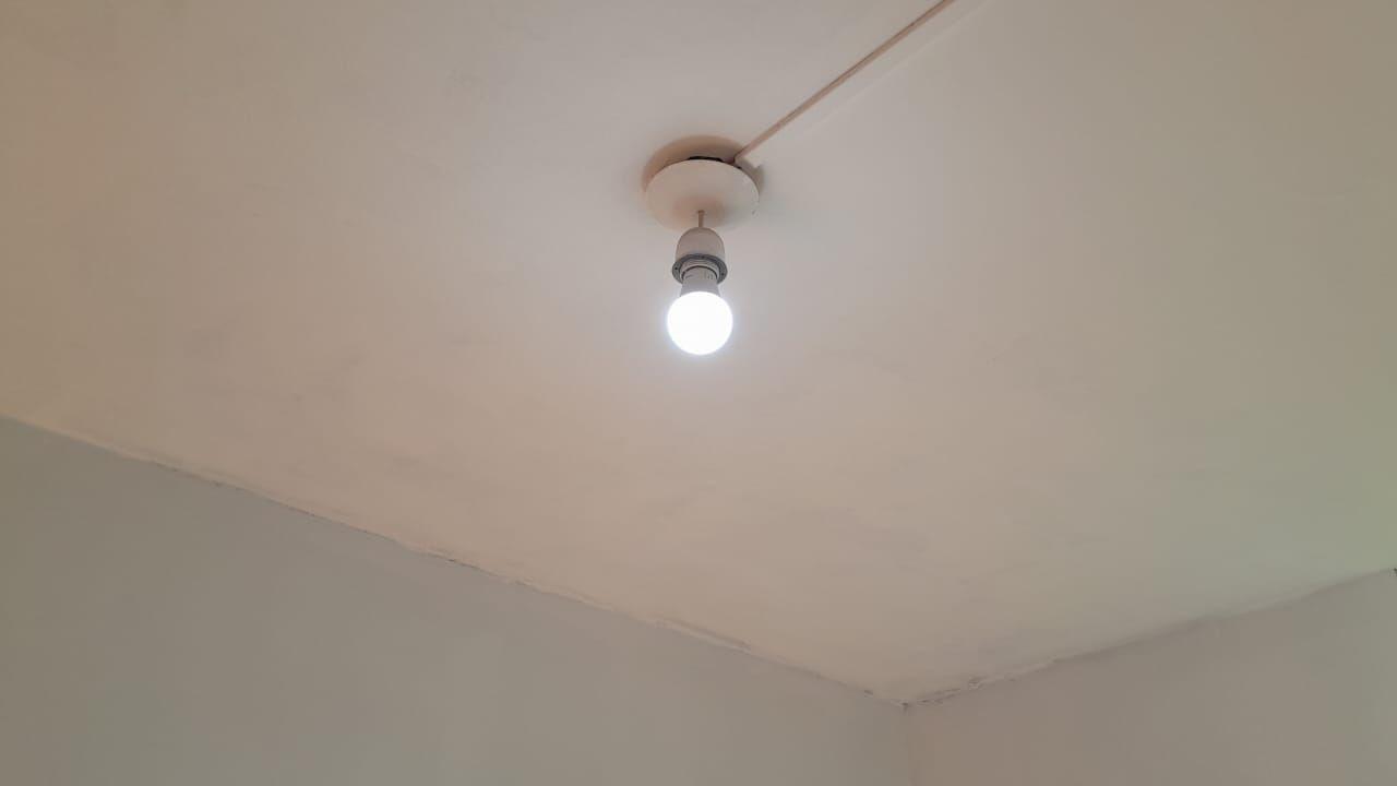 Habitación pintada con paredes rosadas y cielorraso blanco