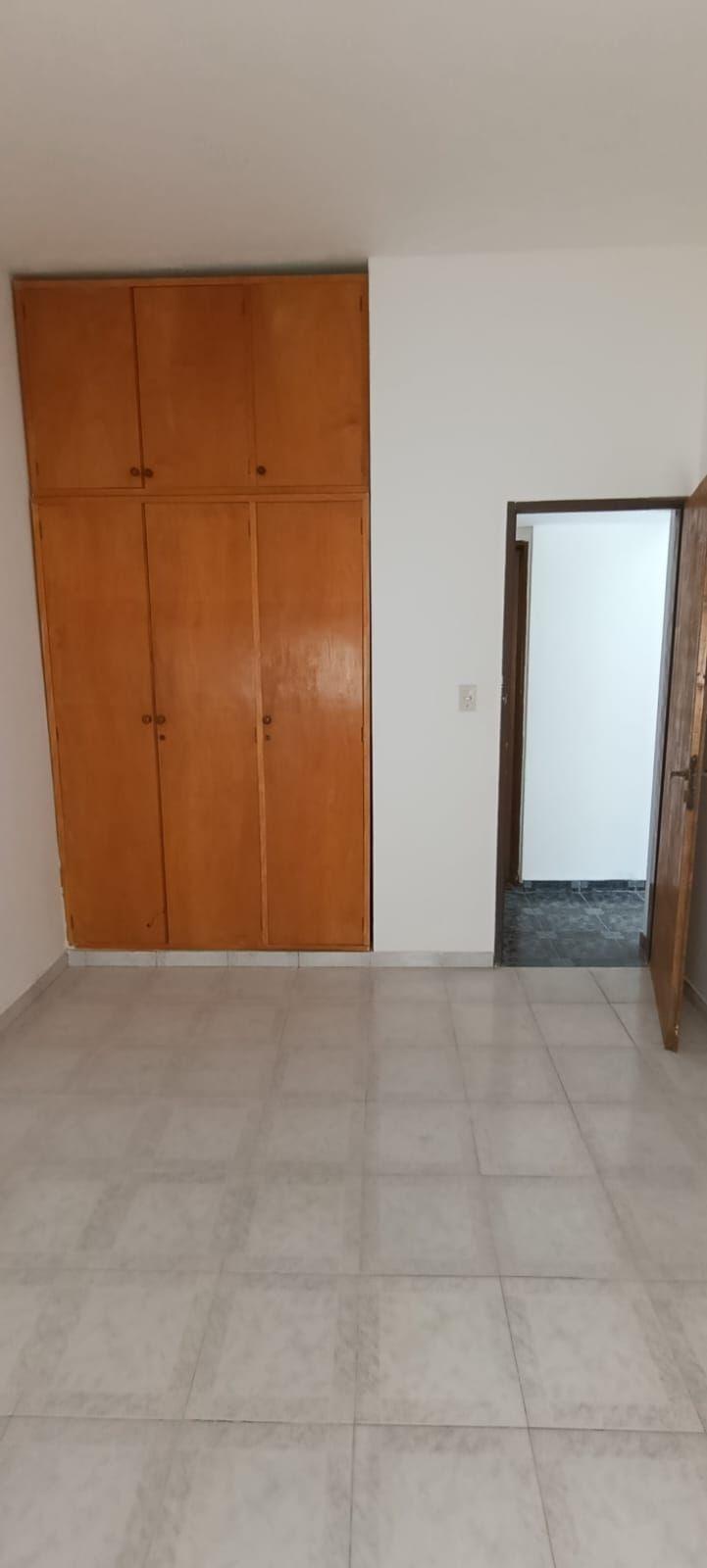 Ambiente pintado de blanco con placard de madera