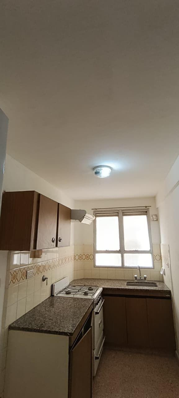 Cocina con paredes pintadas de blanco