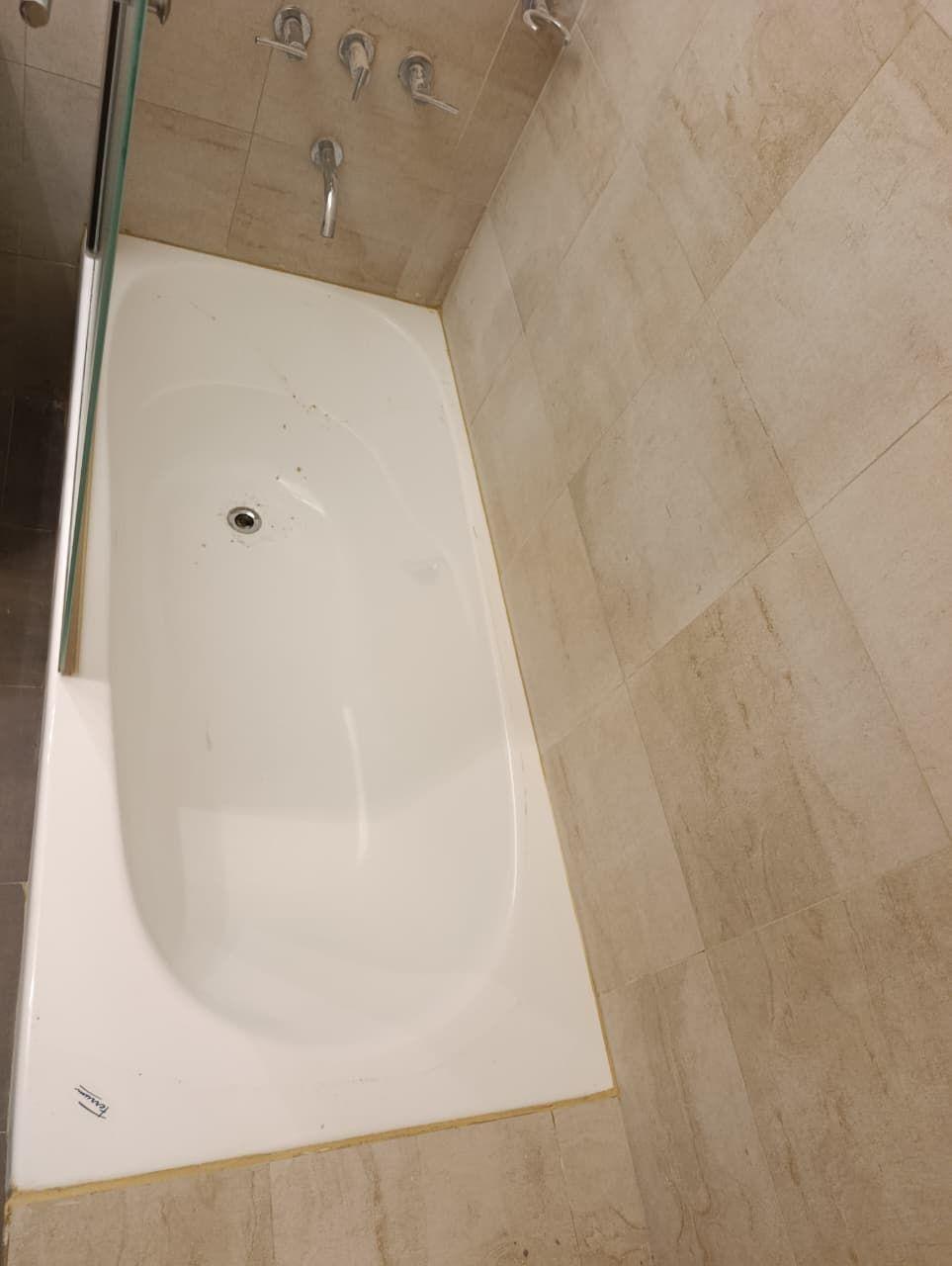 Bañadera nueva instalada con revestimiento cerámico