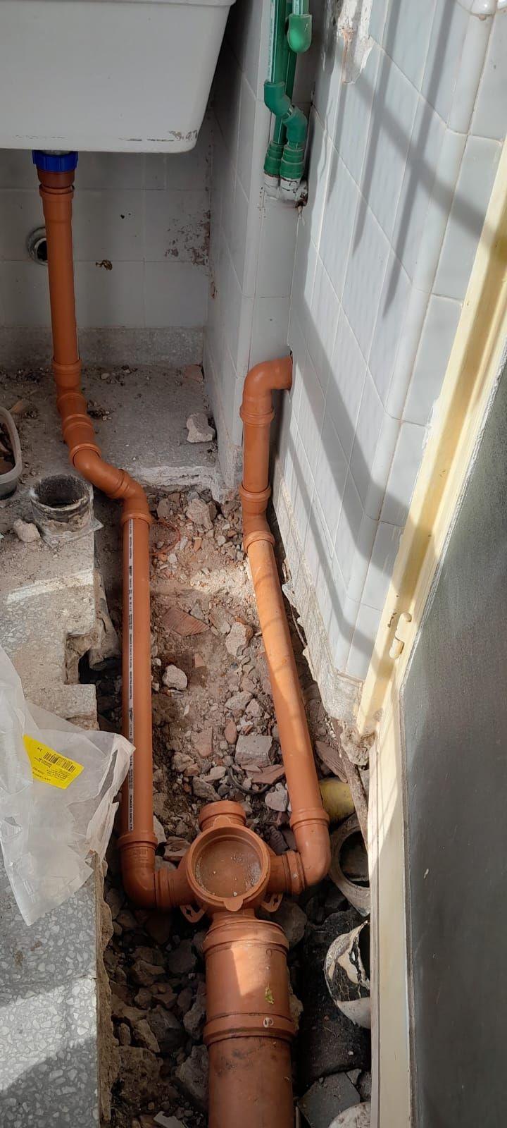 Cañería de desagüe nueva colocada en el piso