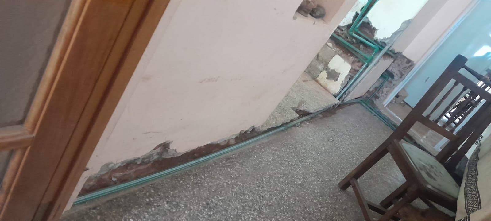 Cañería de agua instalada a lo largo de la pared